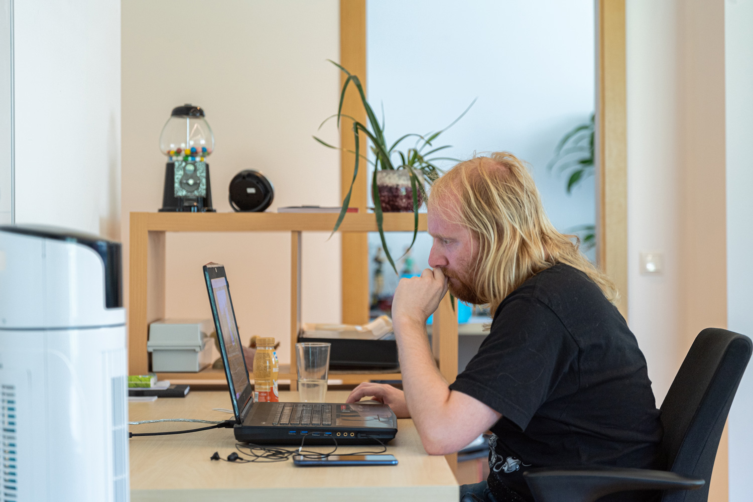 Mitarbeiter der Duncrow GmbH sitz am Schreibtisch und arbeitet an seinem Laptop
